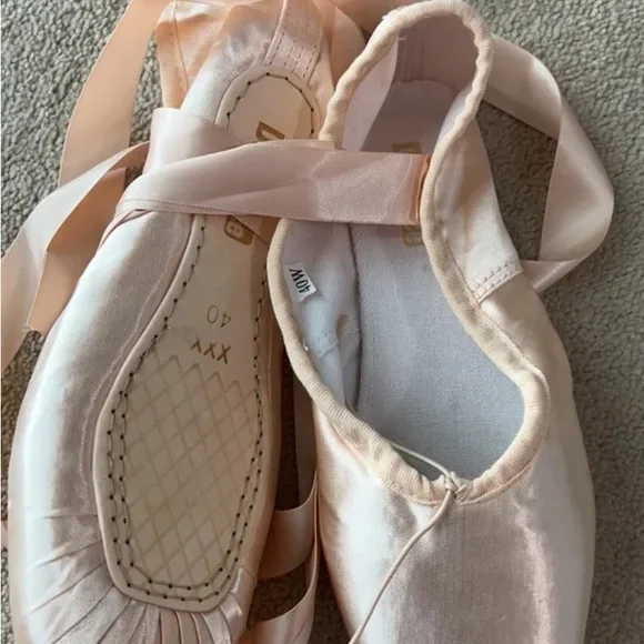 Ballet Pointe Shoes - Picture 3 of 7
